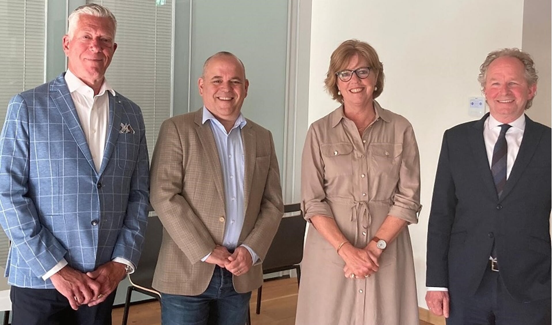 De nieuwe wethouders van Albasserdam. Van links naar rechtd: Freek de Gier (VVD), Ramon Pardo Kruidenier (D66), Margreet de Deugd (CDA) en Marten Japenga (ChristenUnie). (foto: gemeente Alblasserdam) 