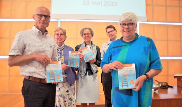 <p>Anja Bruijkers (rechts) met vier van de geestelijk verzorgers die aan de kalender hebben bijgedragen.</p> 