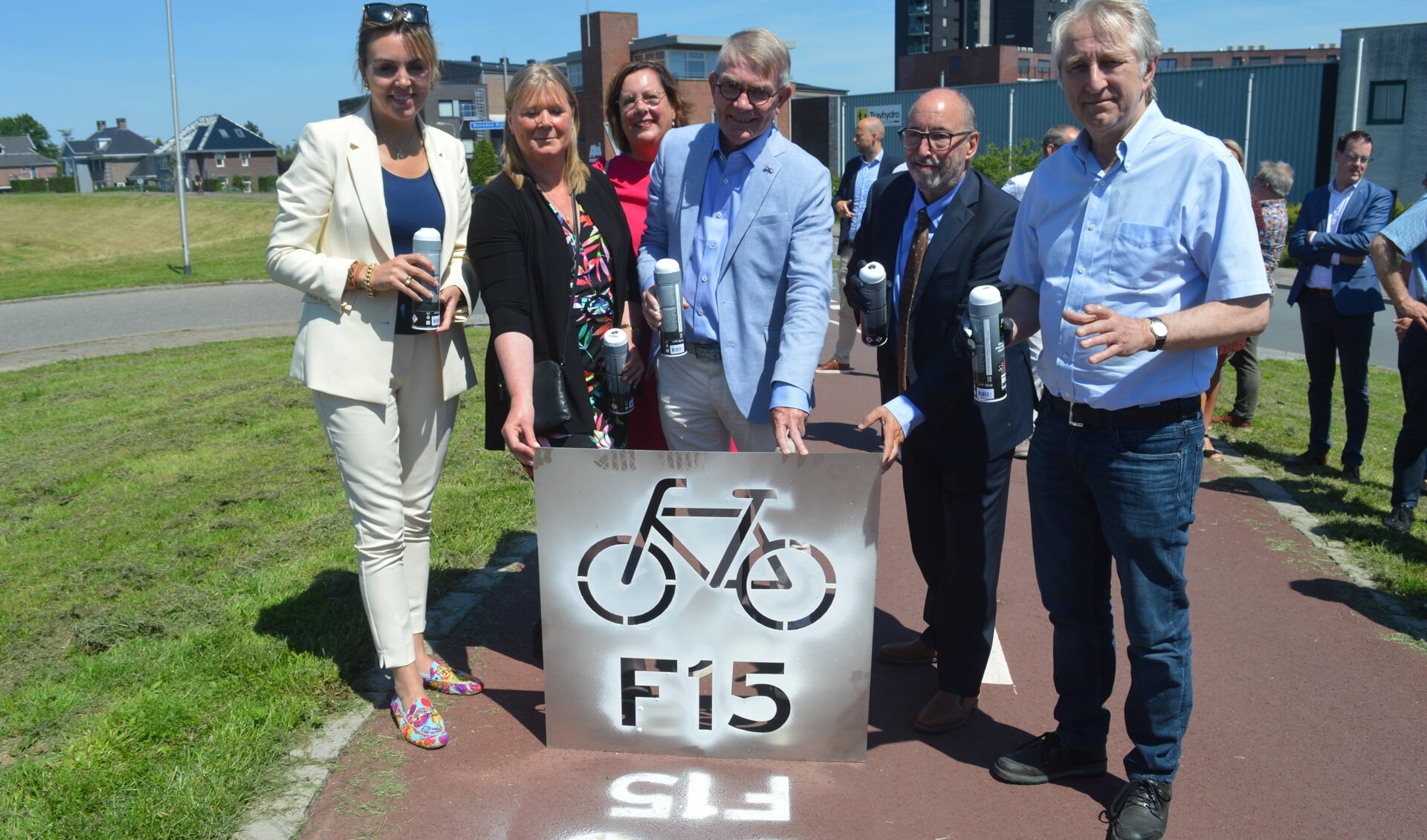 Het F15 logo werd op de weg gespoten door staatssecretaris Vivianne Heijnen