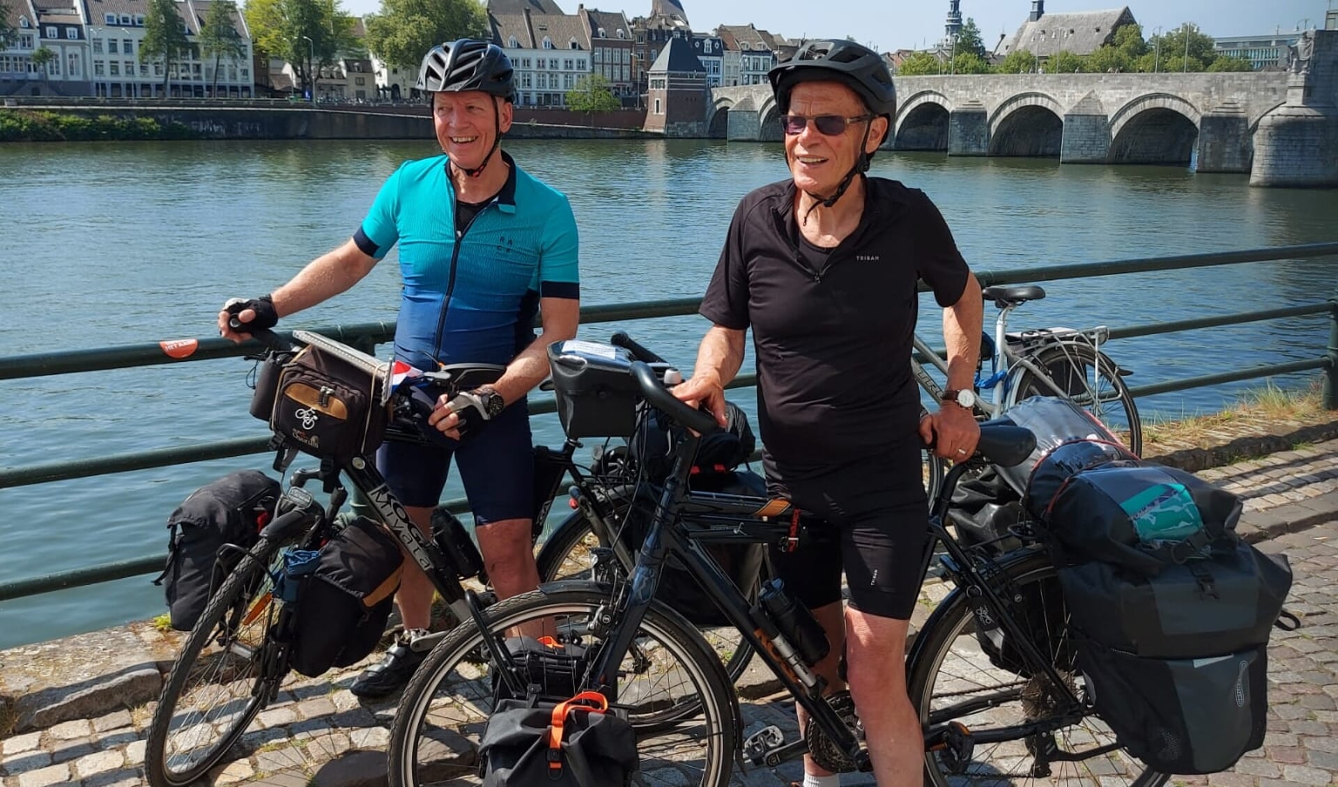 Fred Snel (links) en Jan Kerksloot fietsten 1700 kilometer