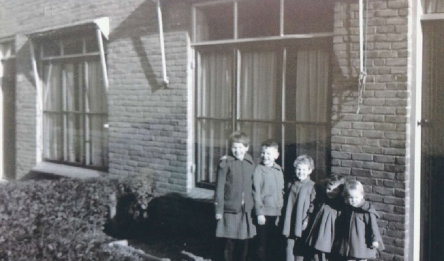Mijnie, Teun, Bea, Goverien en Corrie op een foto uit 1958.