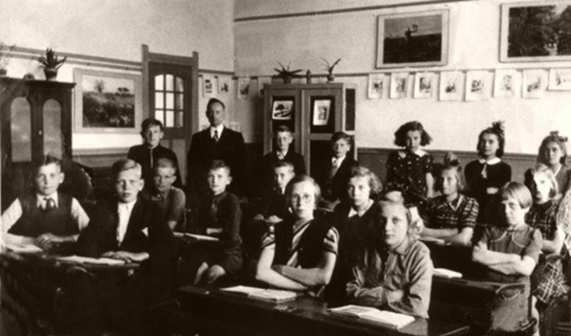 De openbare Singelschool 1943. Op de 2e rij tweede van links Job Vlasblom. Achteraan: meester de Weerd