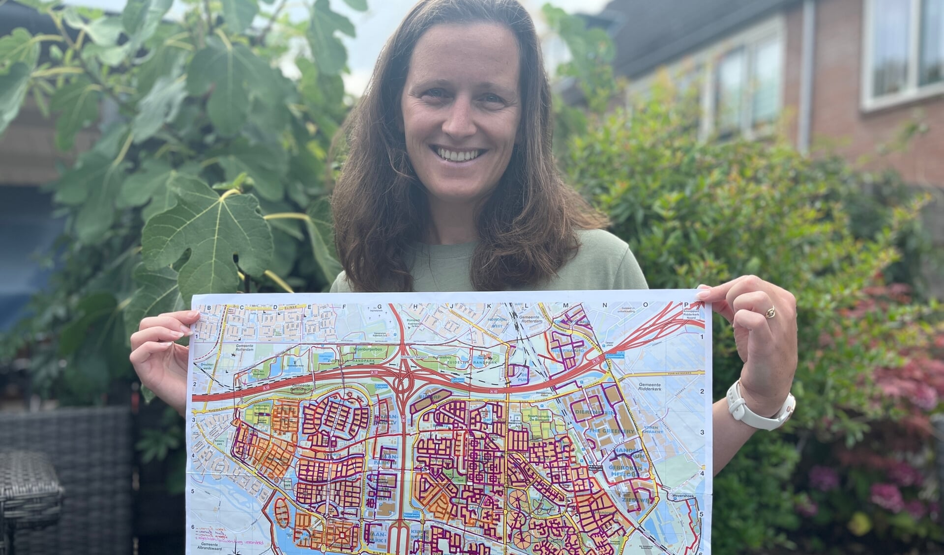 Amanda met de kaart van Barendrecht.