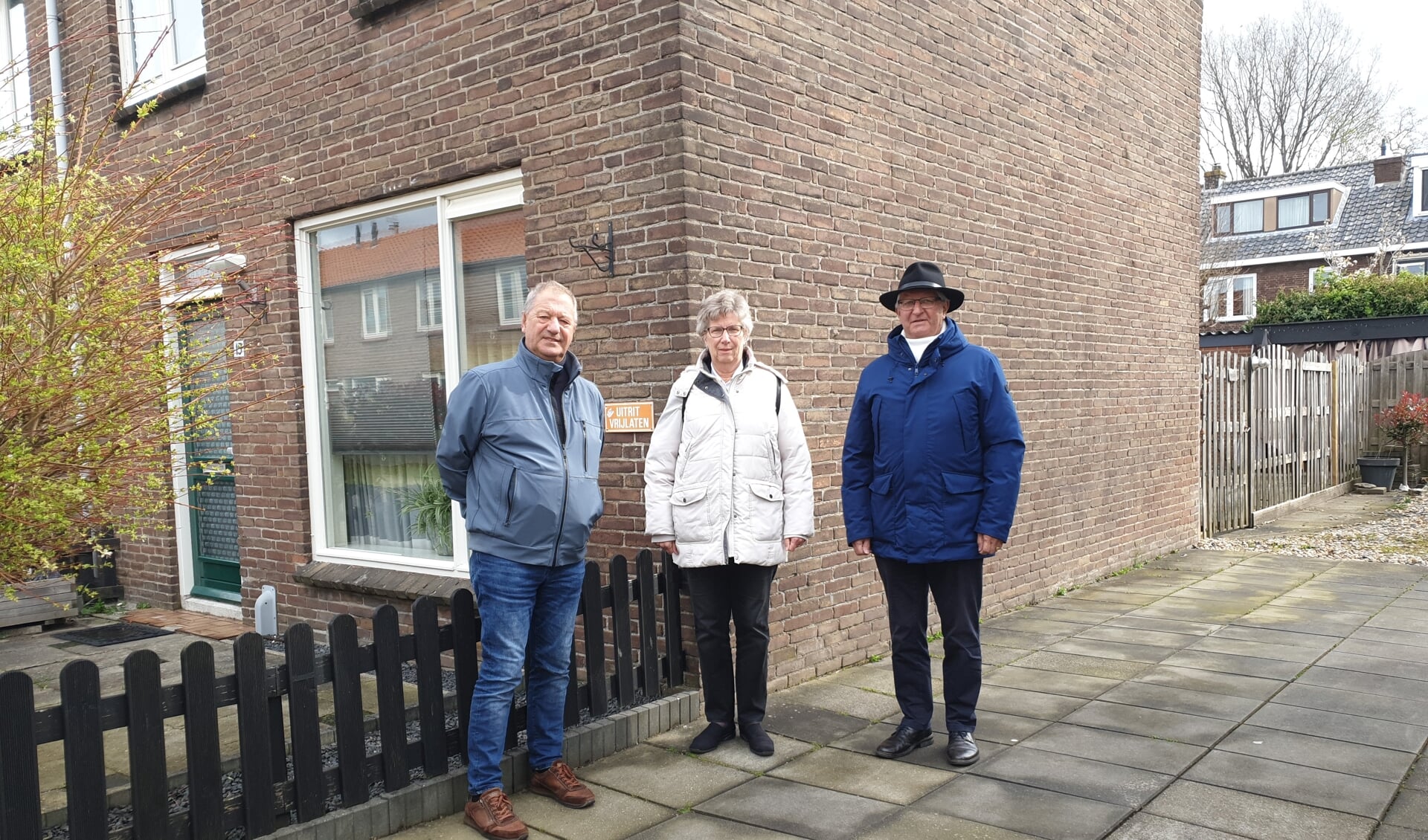 Giel Kooiman, Dicky Tol en Roelof Roomer in de straat waar ze in hun jeugd woonden.