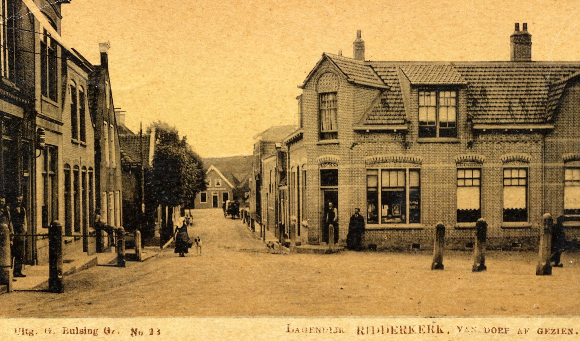 Rechts de vroegere boekhandel, ‘op dorp’, van Bulsing waar de meidenmart begon (foto Stichting Oud Ridderkerk)