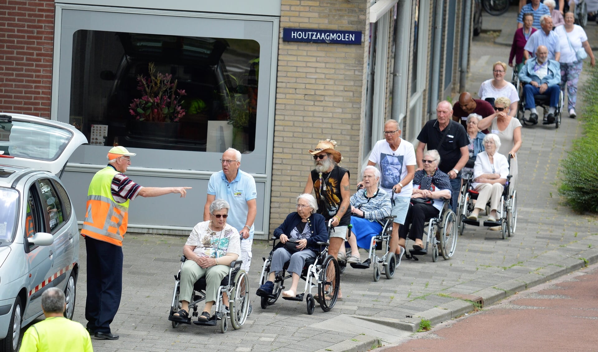 Met rolstoelen meedoen aan de vierdaagse voor ouderen