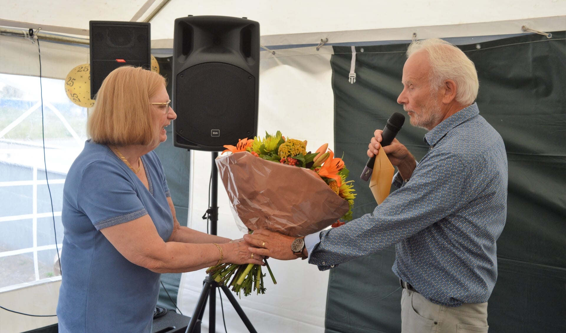 Voorzitter Koetje zet Pleuni Hagestein in de bloemen