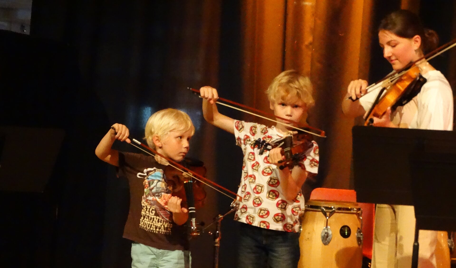 Nathan en Simon doen hun best op viool tijdens de uitvoering aan het eind van de middag. (foto Henk Elderson) 