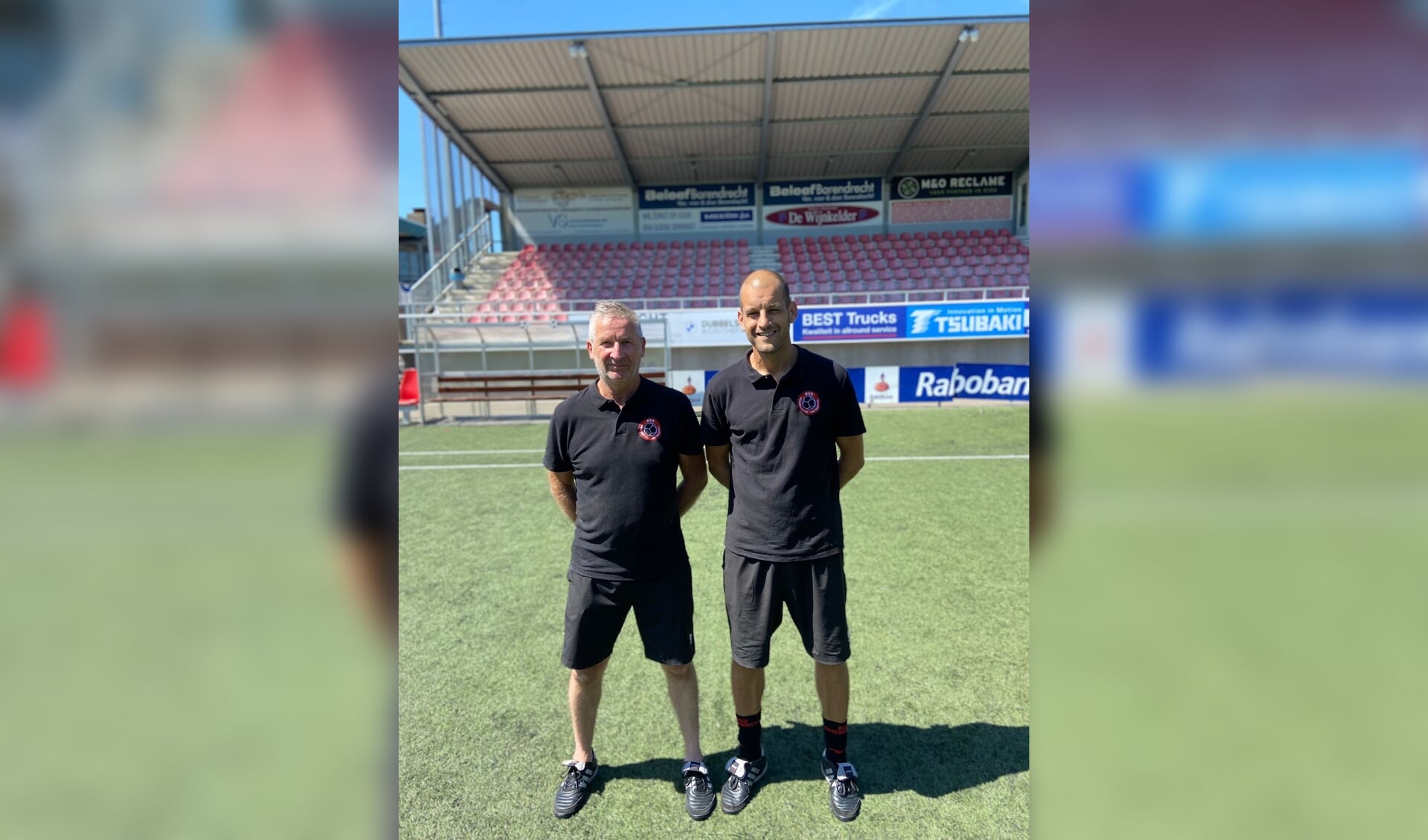 Raymond ter Borg en Martin Maat van de Barendrechtse Voetbalschool (BVS). 