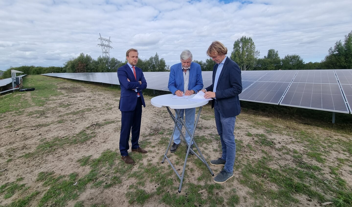 Henk van Houcke (coöperatie De Groene Stroom) en Marc van Putte (Groendus) tekende de overeenkomst. Ook wethouder Lennart van der Linden was aanwezig.
