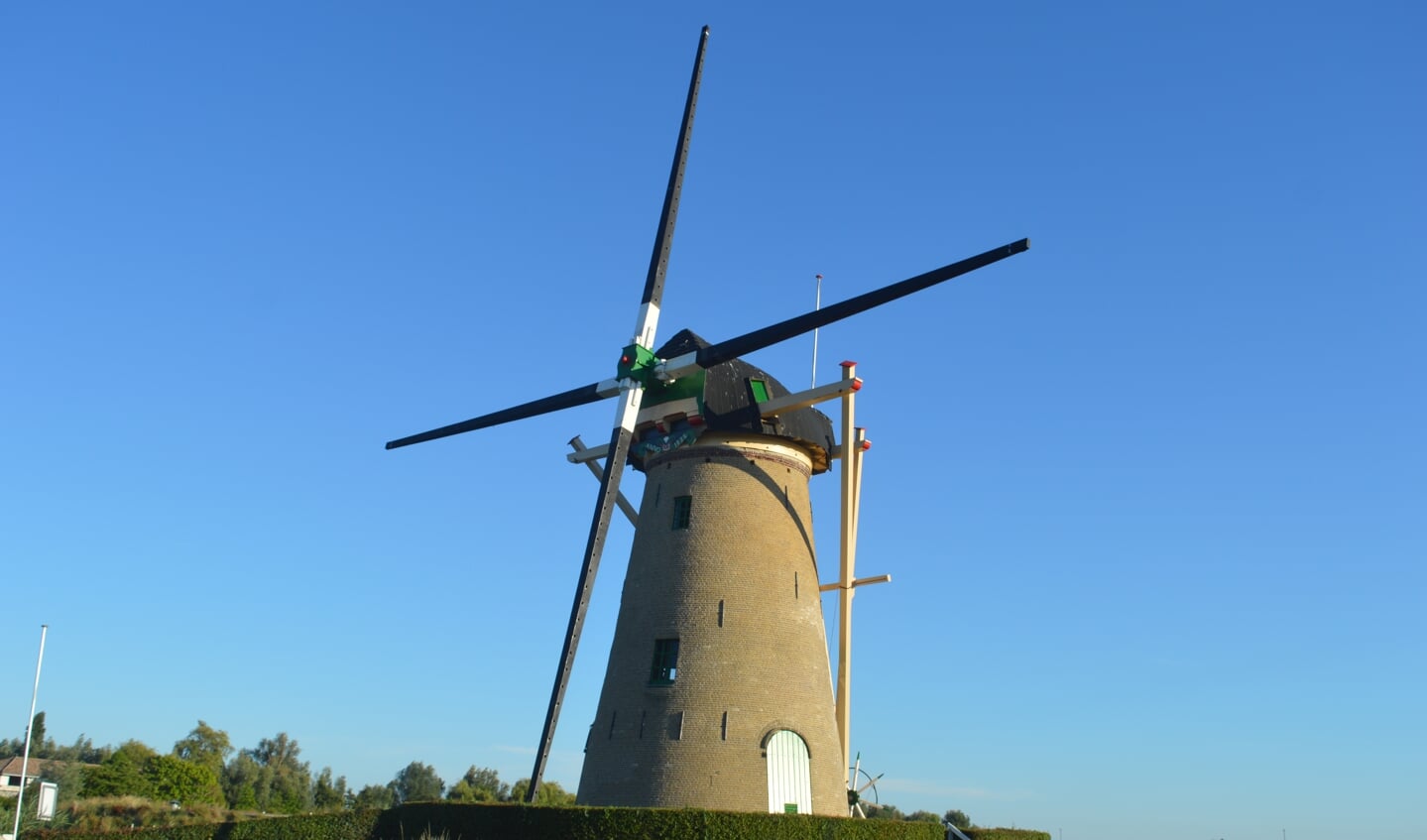 De nu nog wiekloze molen in Rijsoord