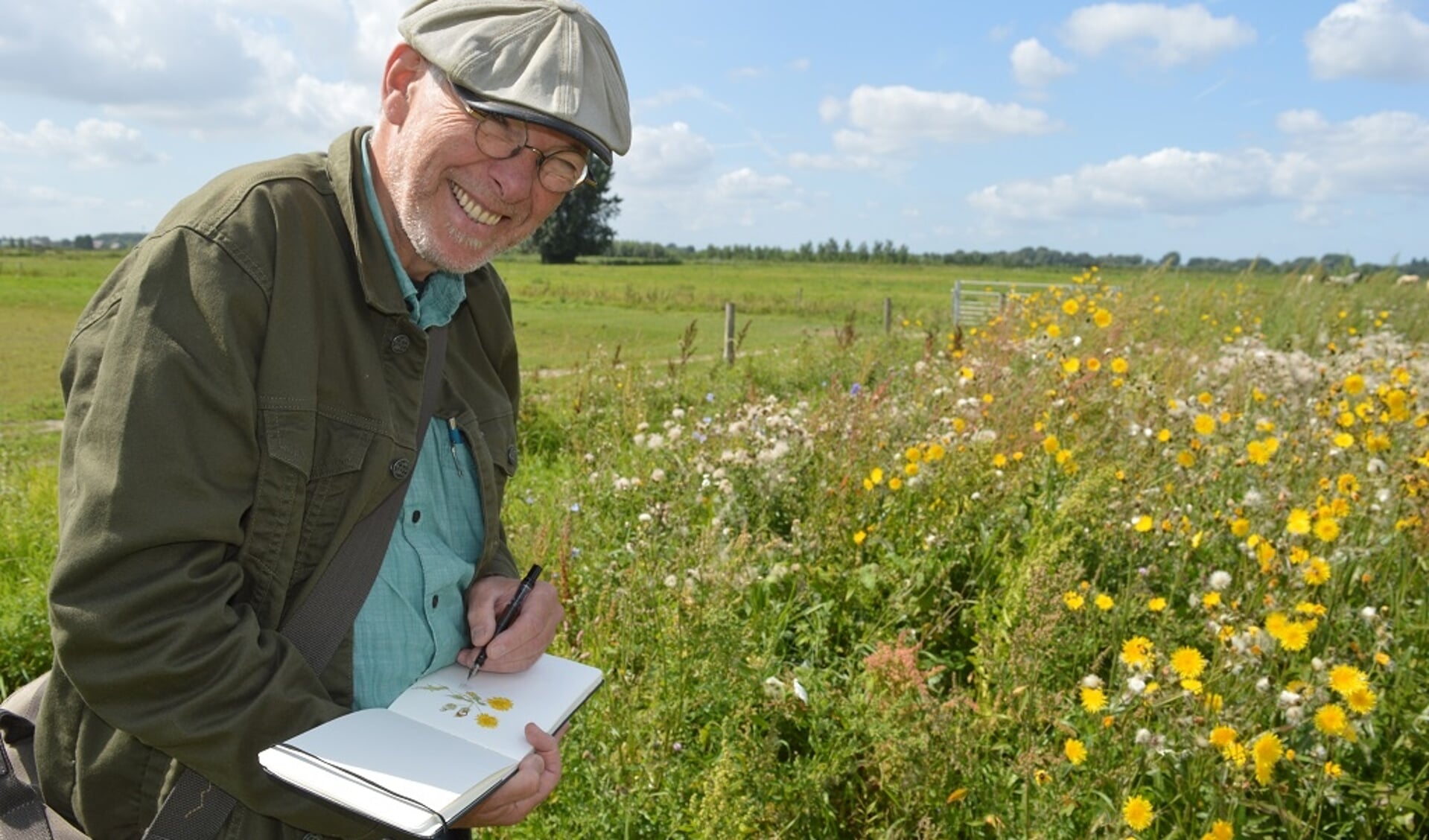 Gertjan Velthuizen schetsend in het veld