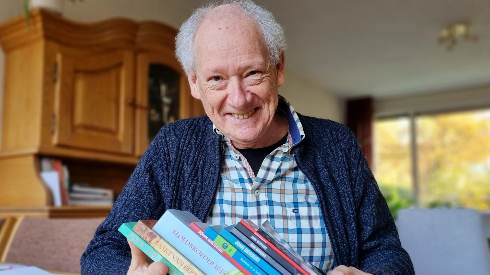 John Brosens en zijn jeugdboeken: ‘Terwijl ik eigenlijk met pensioen ben, heb ik gewoon weer een volle baan’.