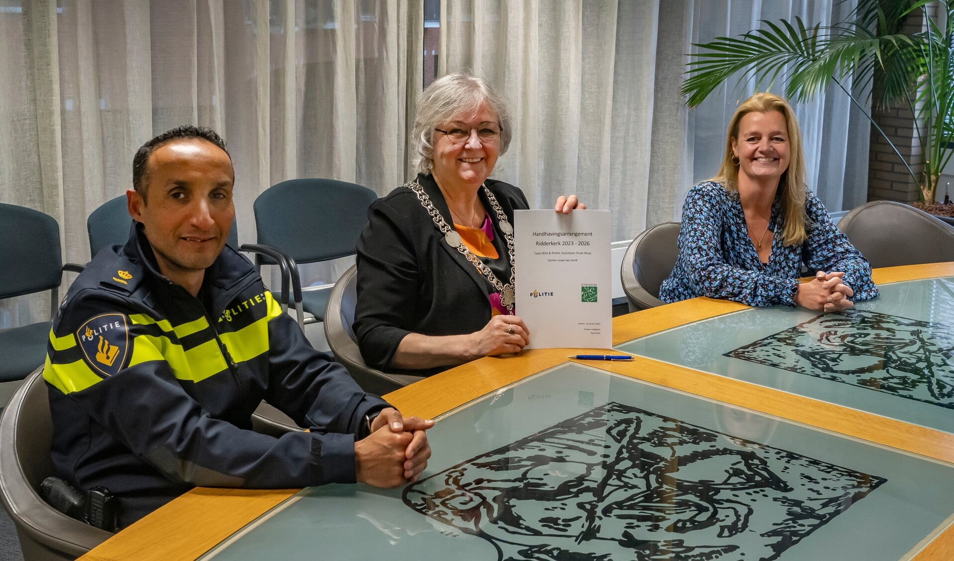 Het Handhavingsarrangement werd ondertekend door burgemeester Anny Attema, sectorhoofd van de politie Mo Mouch en officier van justitie Sanne Groen