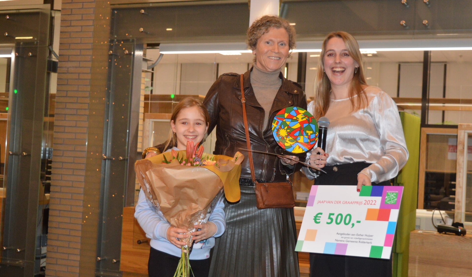 Esther Huijzer ontving de vrijwilligersprijs uit handen van wethouder Fleur Stip