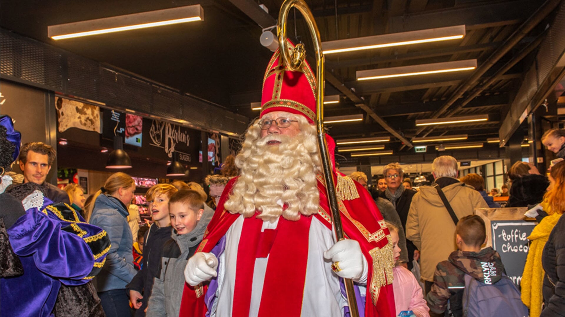 Sinterklaas maakt na zijn ontvangst op het Koningsplein een rondgang door het winkelhart