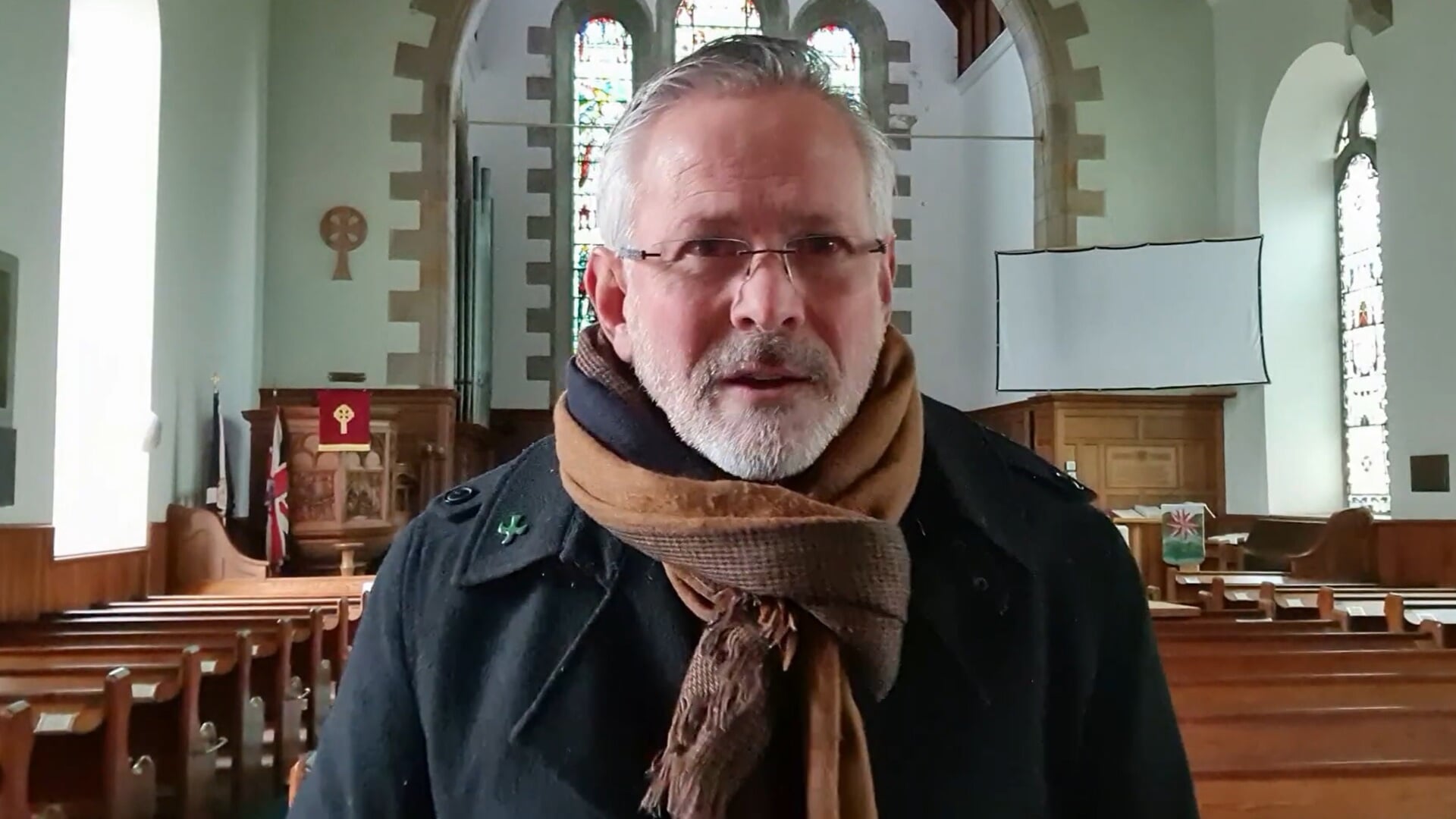 Ds. Jan Steyn in de kerk van Sterling. (foto: YouTube) 