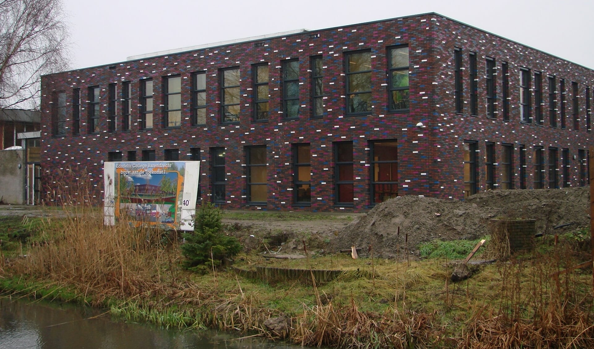 Het schoolgebouw aan de Dierensteinweg. 