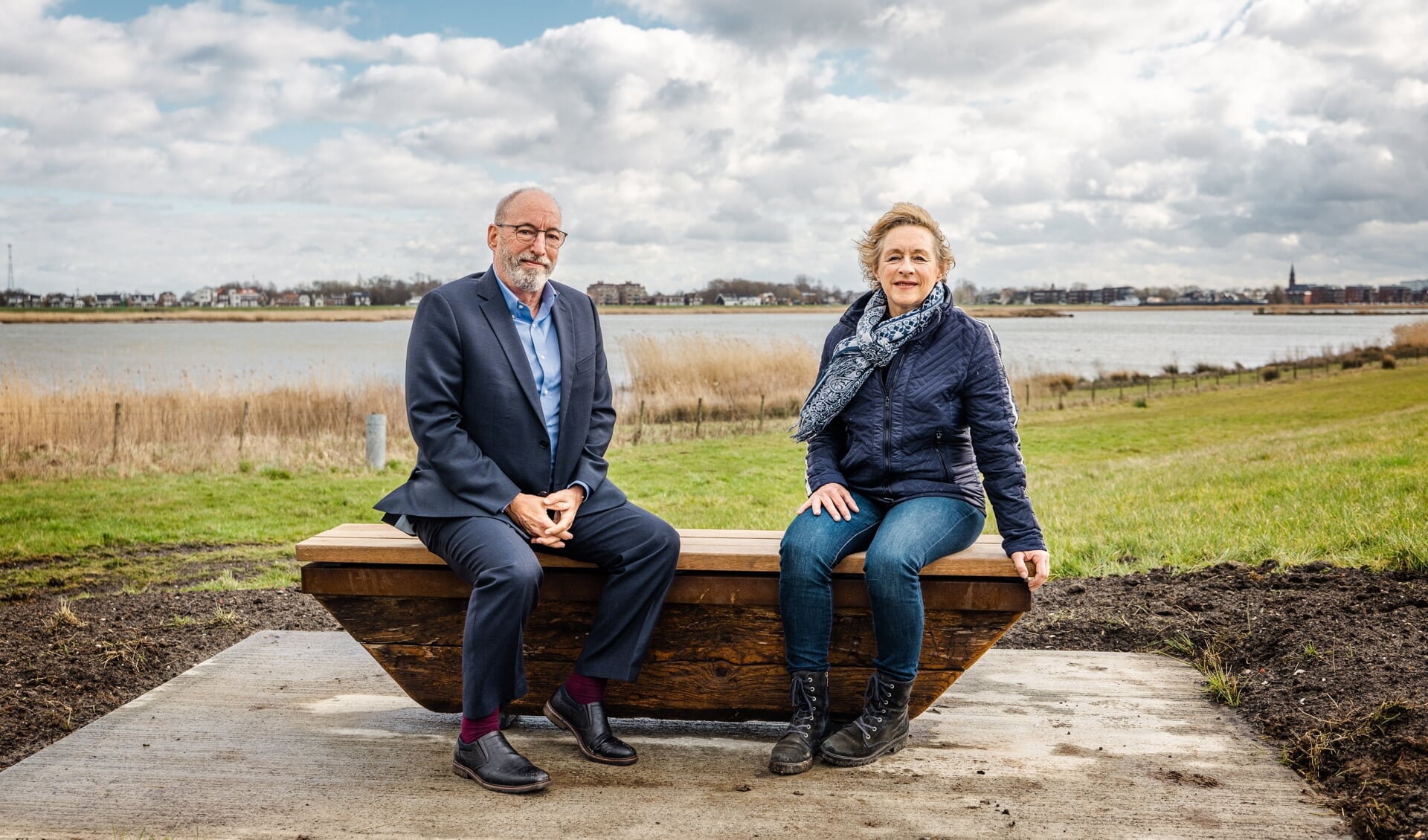 Heemraad Henk van der Drift en Petra van Nes-de Man zitten als eersten op het bankje