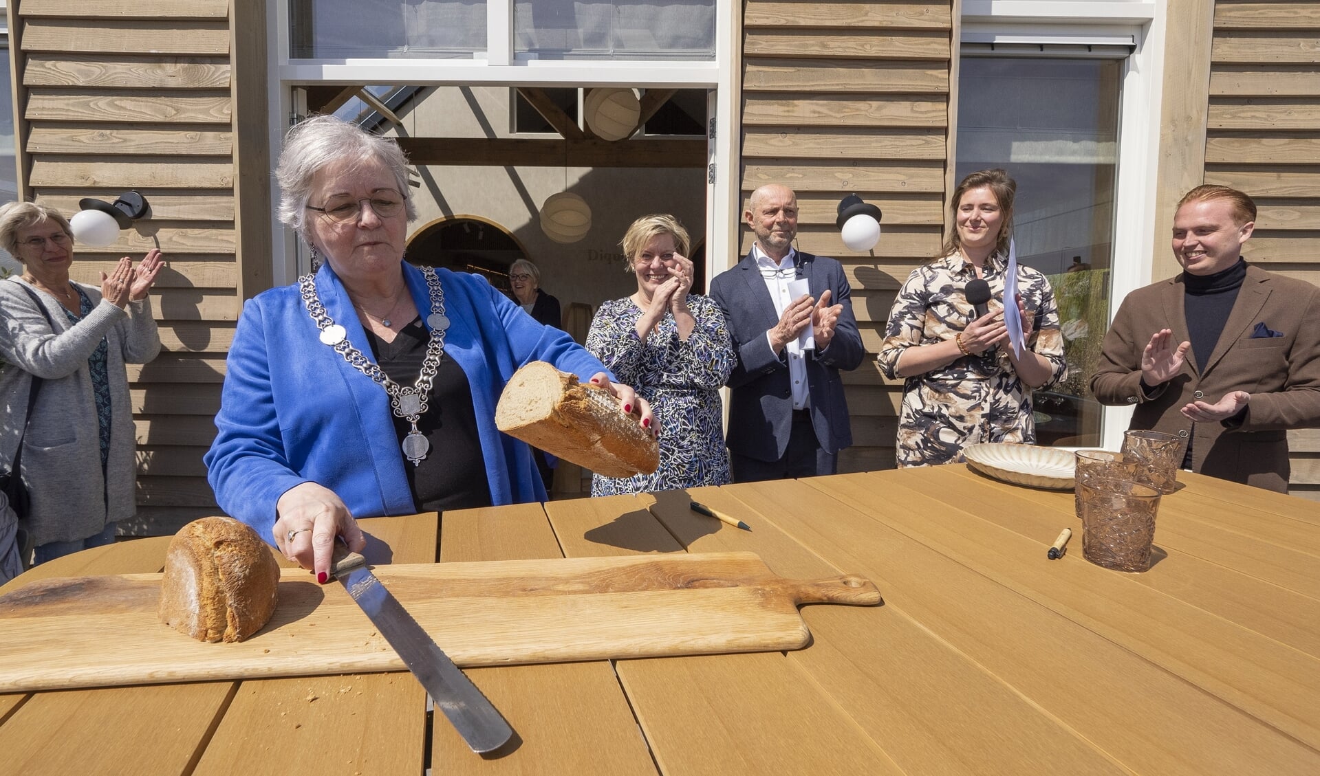 Met het aansnijden van een brood werd café Dique geopend