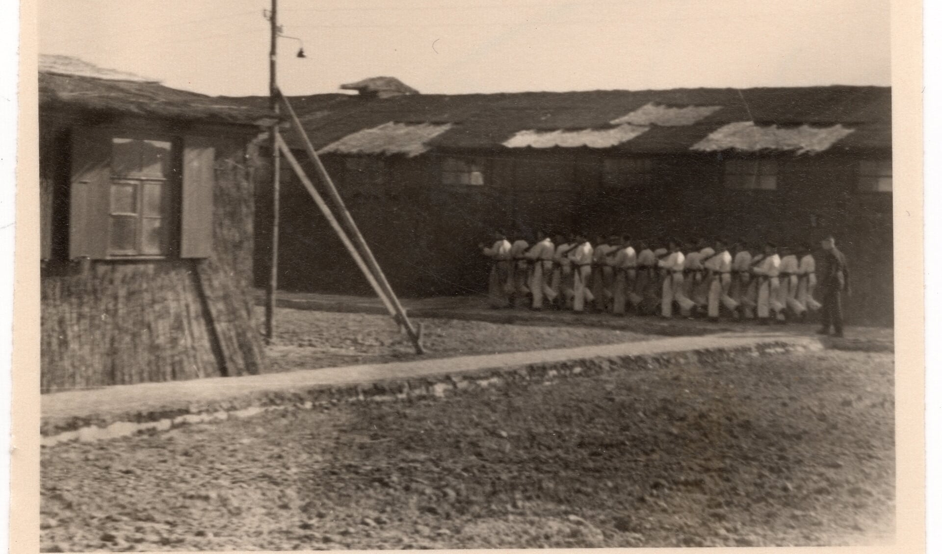 Marcherende soldaten van de Kriegsmarine in het barakkenkamp in Ridderkerk
