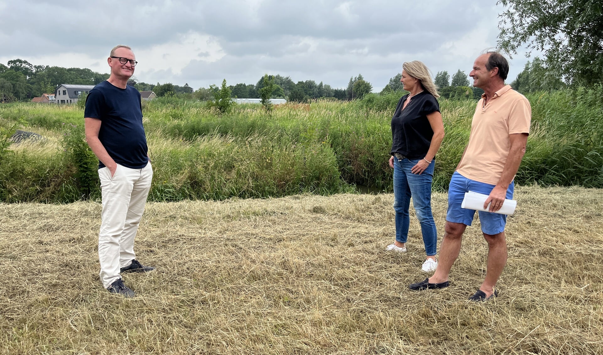 Giel van Strien, Sandra Kok en Cees van der Griend op de locatie van de eventuele woningbouw.