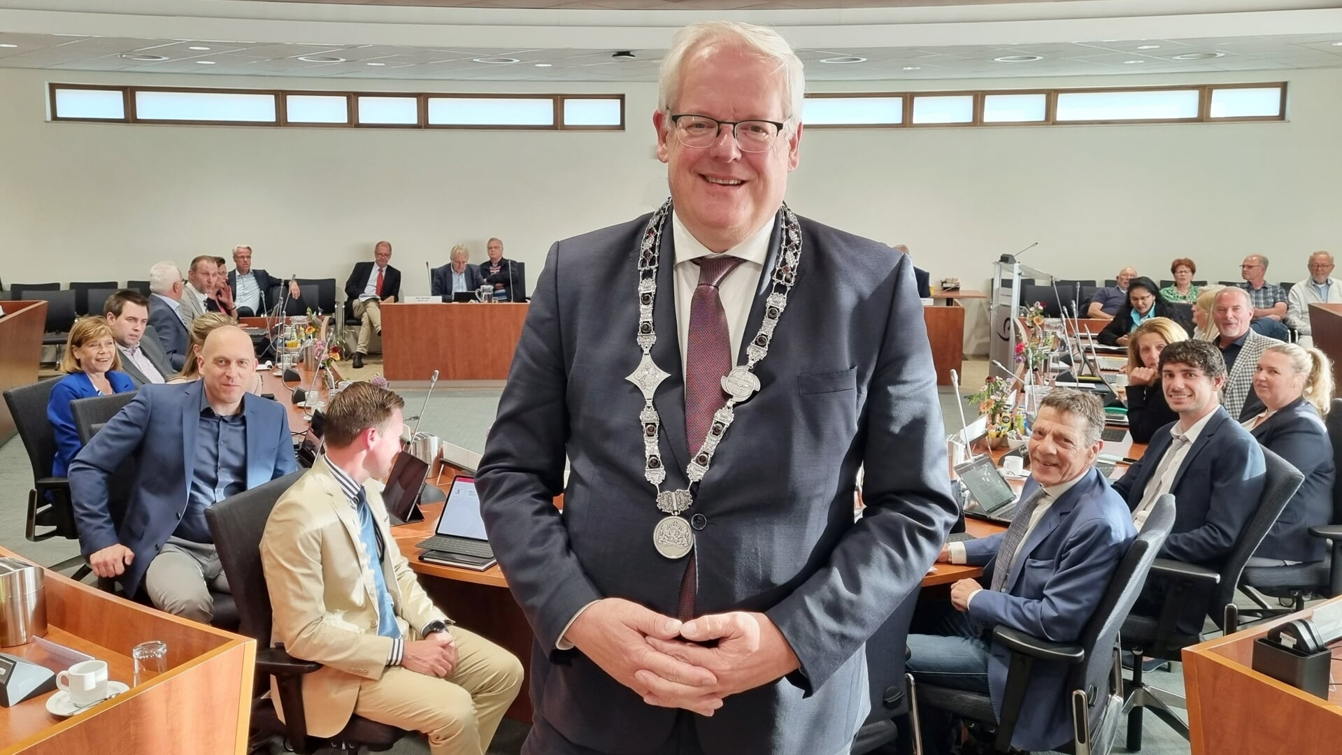 Burgemeester Govert Veldhuijzen voor aanvang van zijn laatste gemeenteraadsvergadering. 