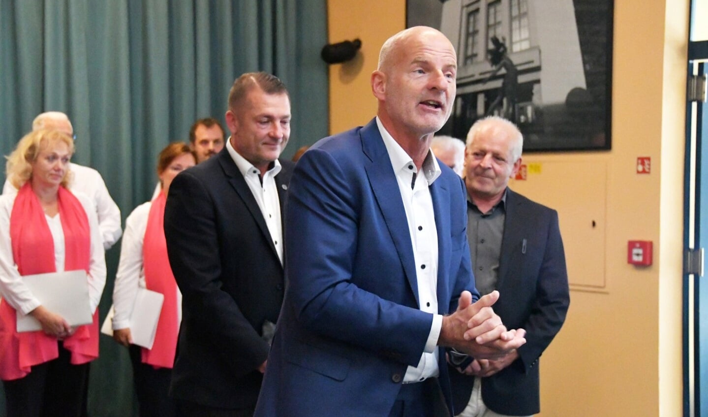 Burgemeester Schneider vertelt enthousiast over zijn gesprekken met mensen in Louny. (Foto Ladislav Baba) 