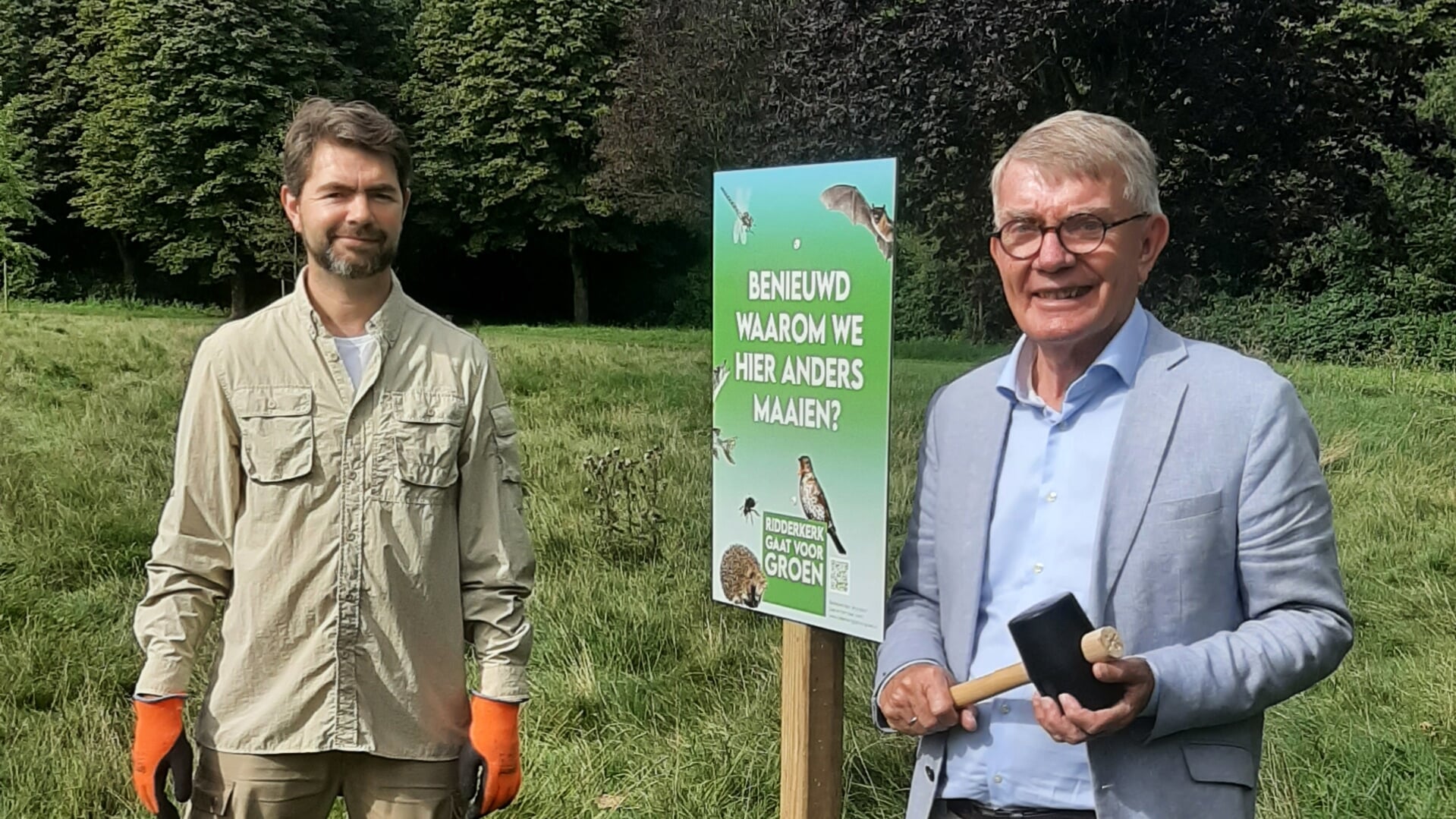 Wethouder Peter Meij plaatse samen met stadsecoloog Daan van der Sluis het eerste informatiebordje in het Reyerpark. 