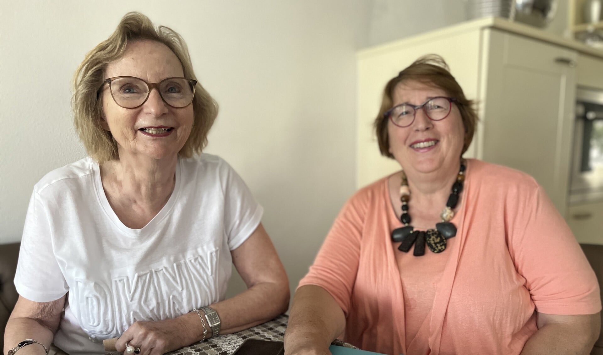 Kitty Stok (algemeen bestuurslid) en Alice van Rosmalen (voorzitter).