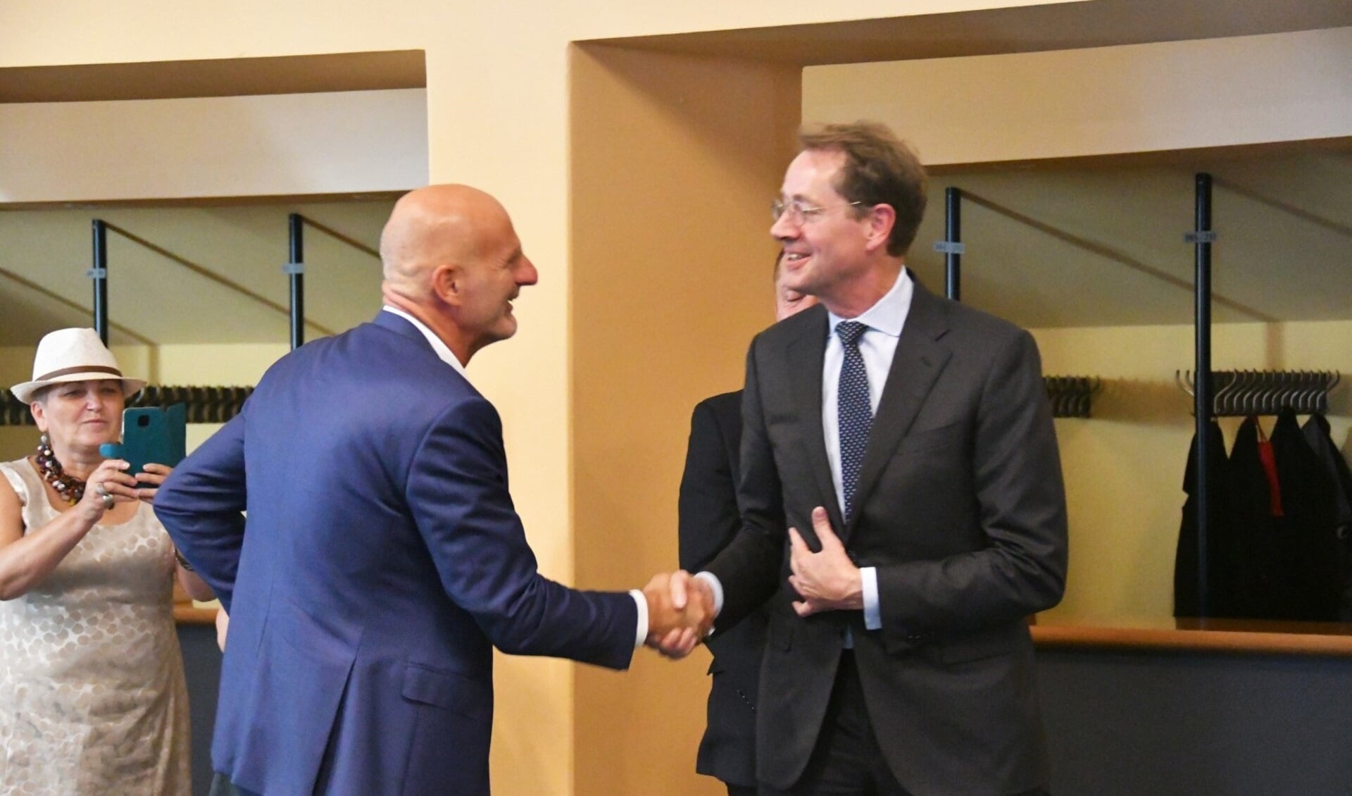 Burgemeester Schneider schut de hand van Nederlandse ambassadeur Daan Huisinga in Tsjechië. (Foto Ladislav Baba) 
