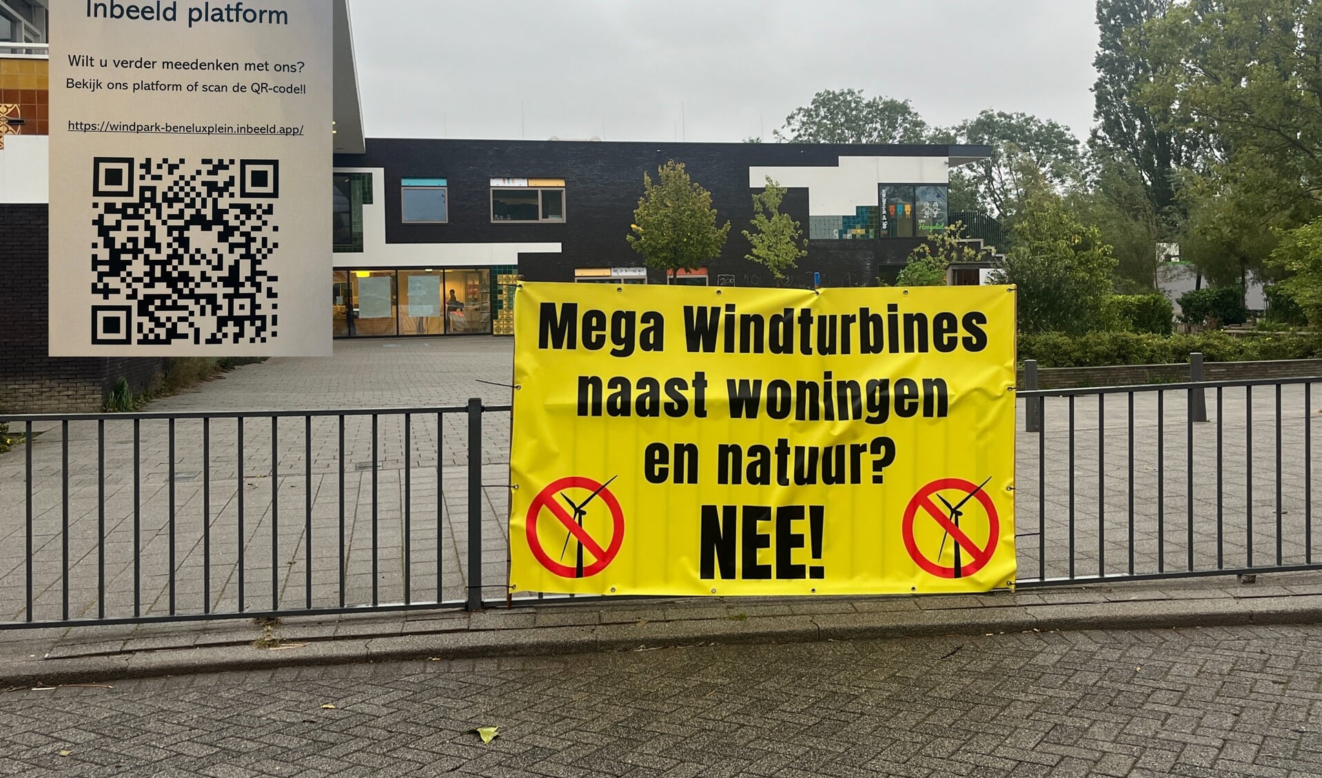Een spandoek bij de bijeenkomst locatie. Scan de QR-code om ook mee te praten.