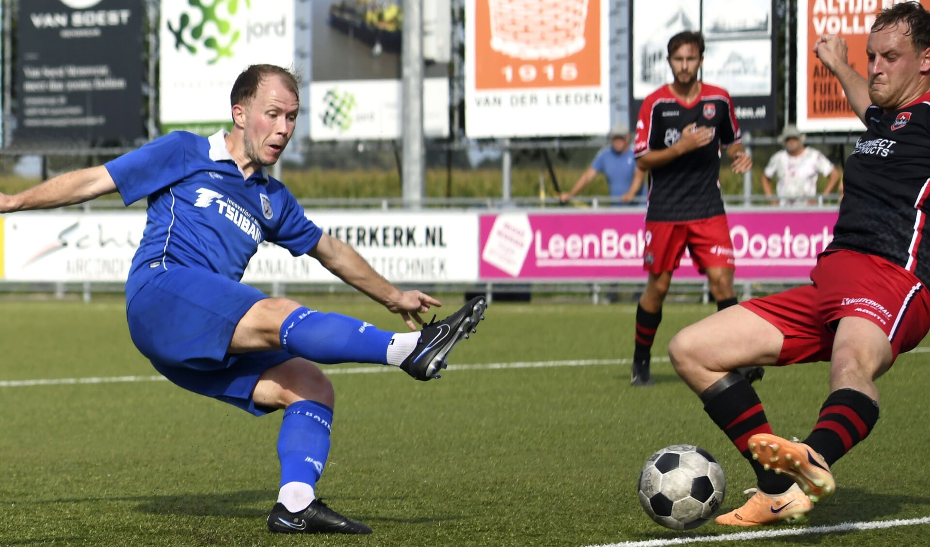 Tim Eekman schiet Barendrecht naar een zekere overwinning, 0-2. (foto: Cees Bakker)