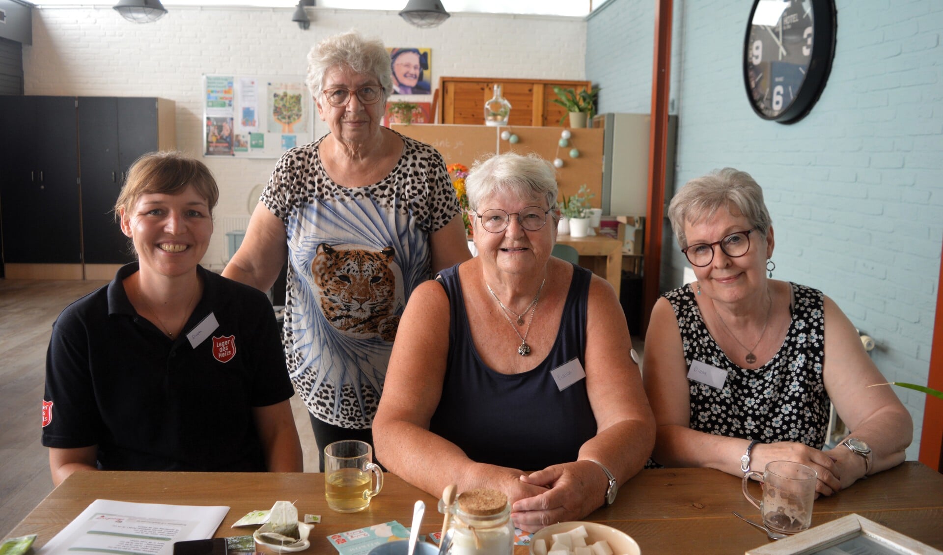Coördinator Diana Baan met de vrijwilligsters Evalien de Ruiter en Diana Herrman en een bezoekster van de koffieinloop