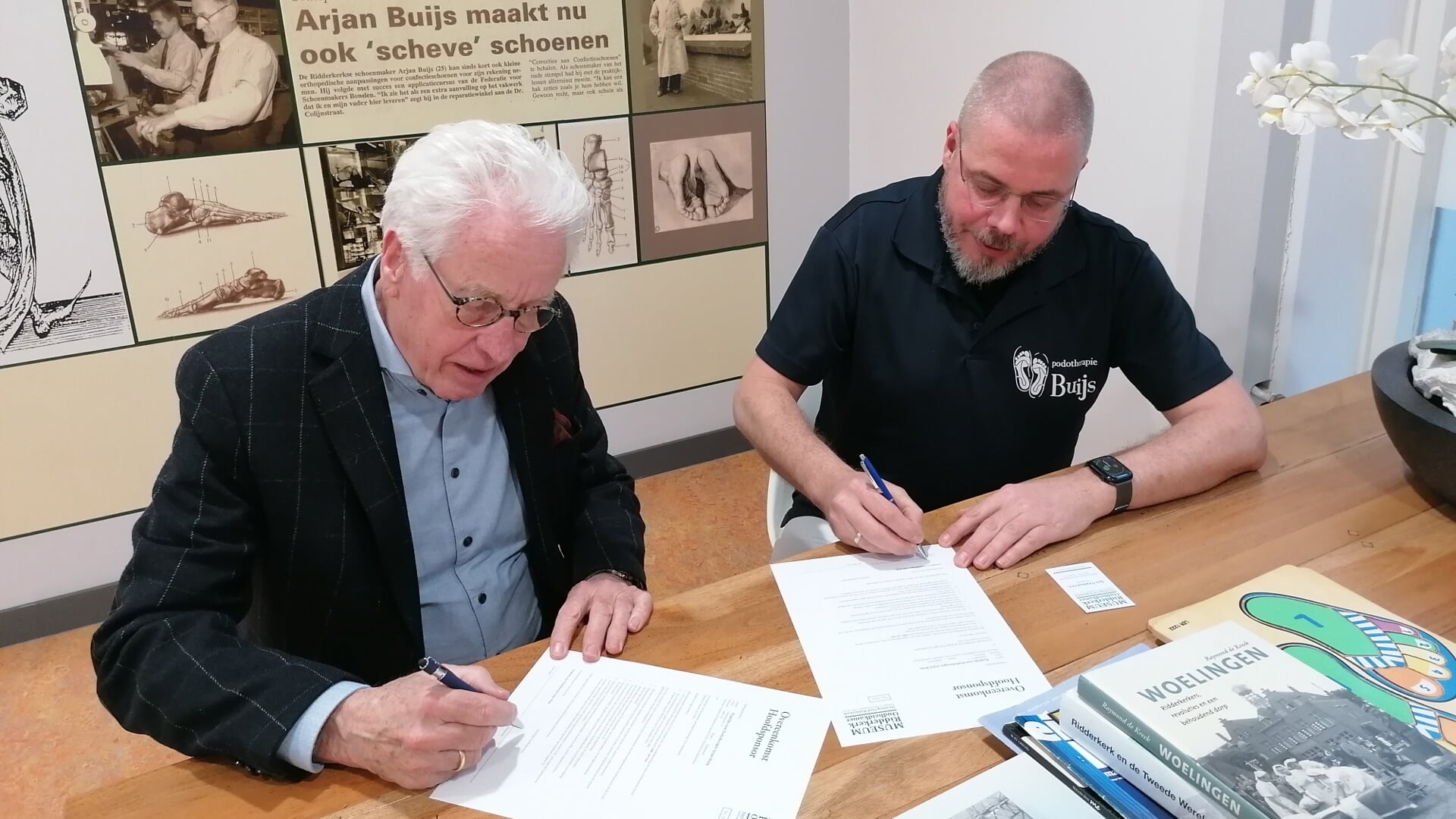 Stichtingsvoorzitter Jan Verhoeven en Arjan Buijs tekenden de overeenkomst