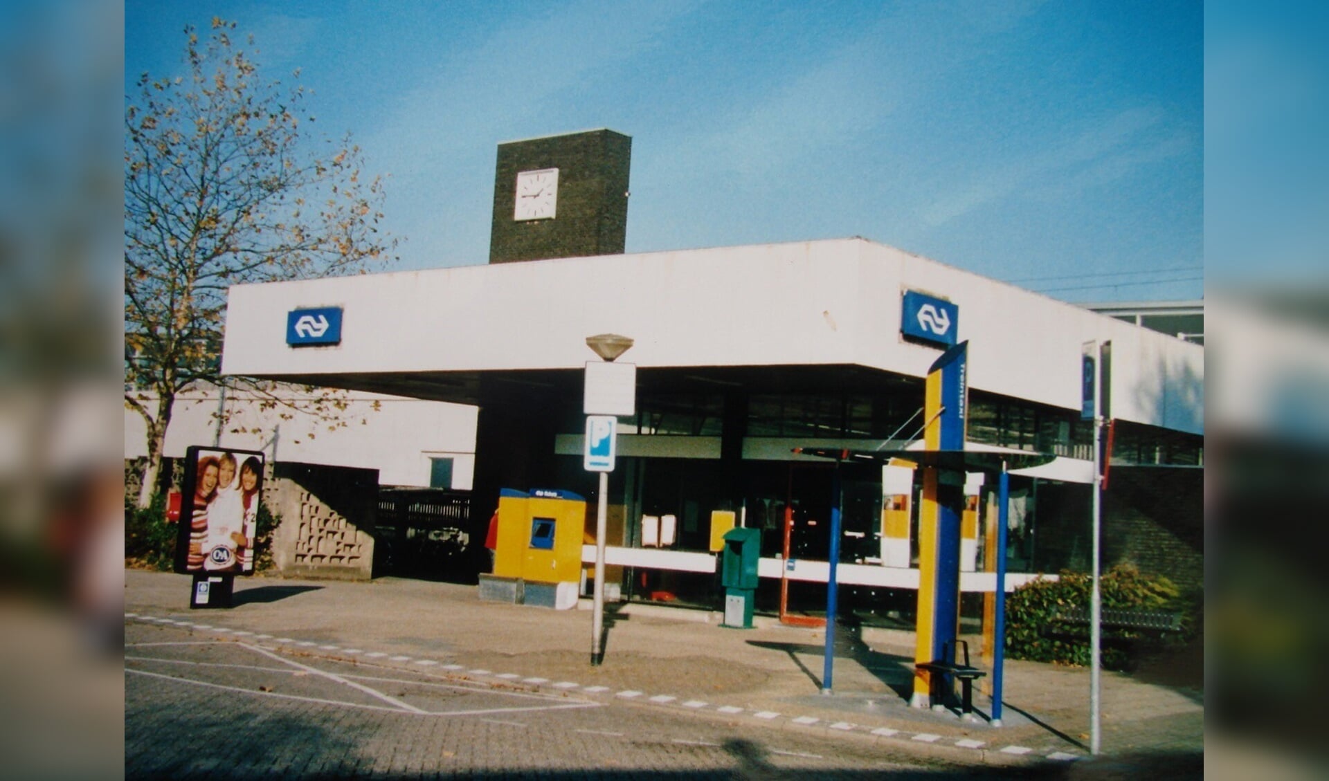 Het tweede station Barendrecht, vlak voor de sloop in 2003. (foto: Arco van der Lee)