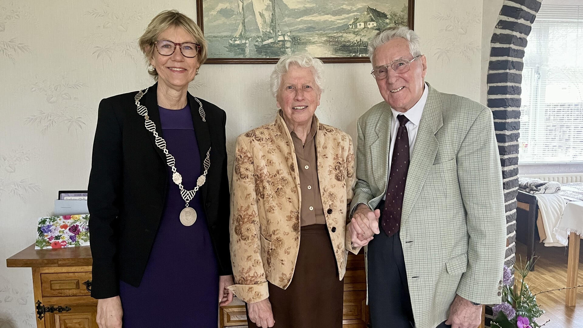 Echtpaar Broekzitter kreeg bezoek van burgemeester Jolanda de Witte.