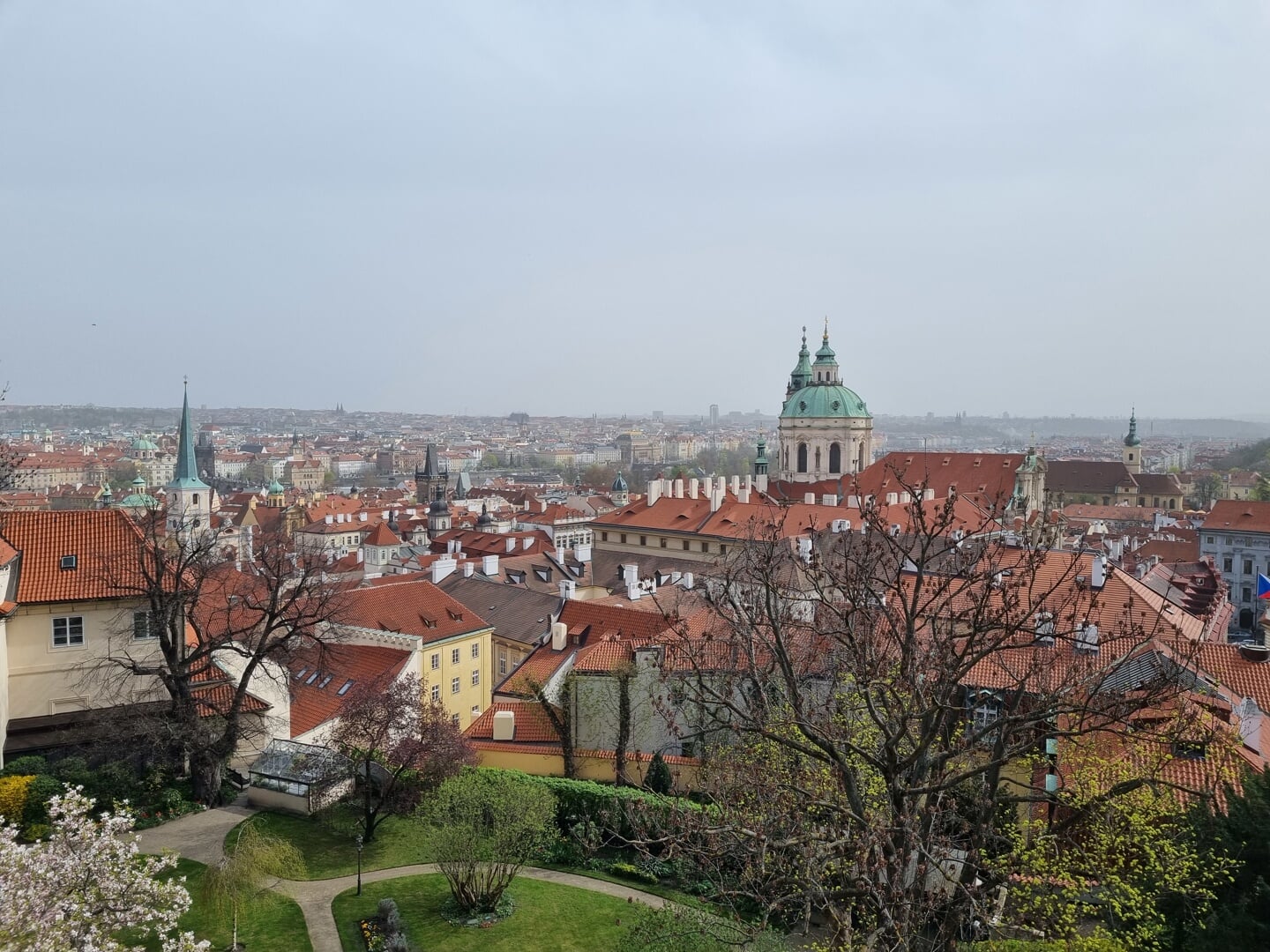 Uitzicht vanaf de burcht over Praag.