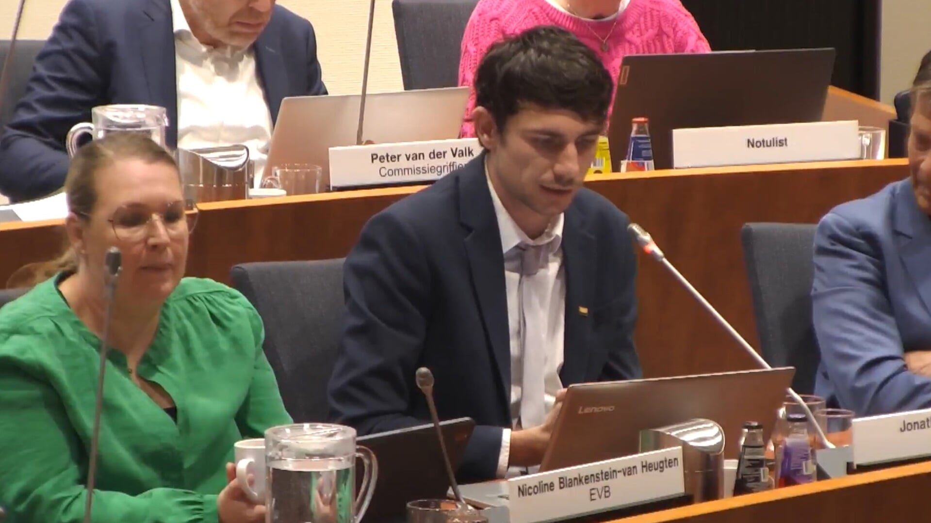 Jonathan Vrijman stelde vragen aan de burgemeester. (beeld: video gemeenteraad)