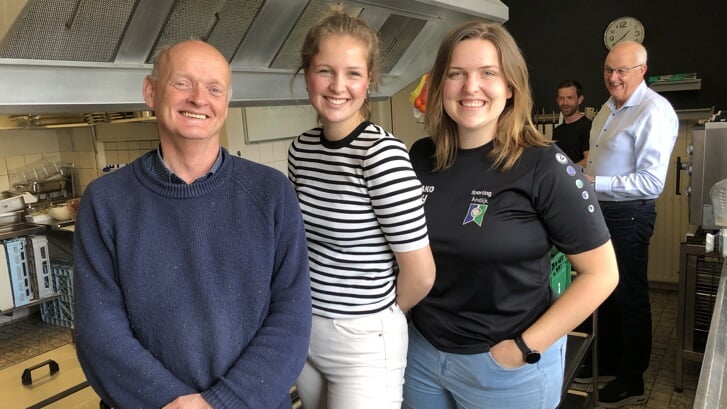 Sam Zwagerman en vrijwilligers Joy en Sanne.