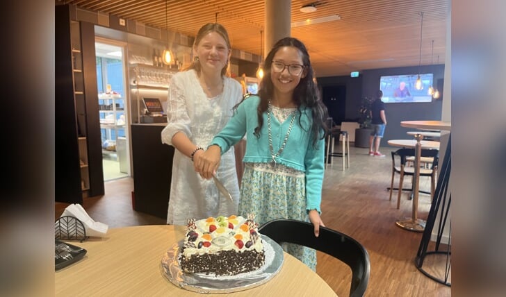 Kinderburgemeesters: Links Jasmijn van Hensbergen (2022/2023) Rechts Paulina Calisaya van 2023/2024.