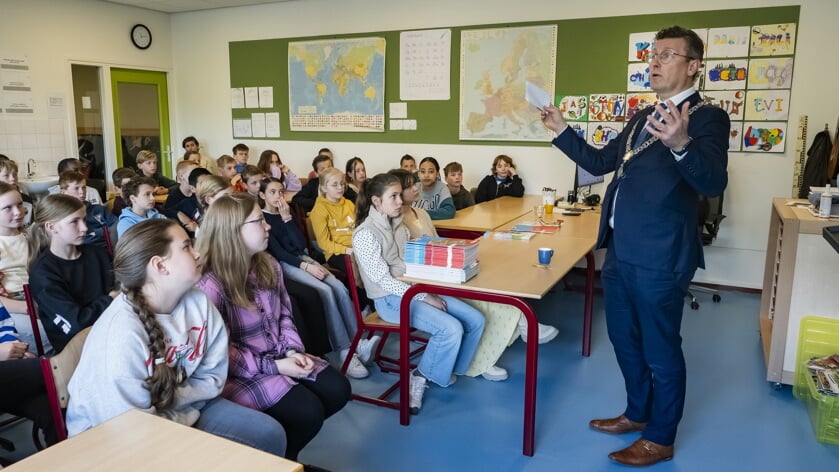 Burgemeester Marco Oosterwijk voor de klas op de Rehobothschool
