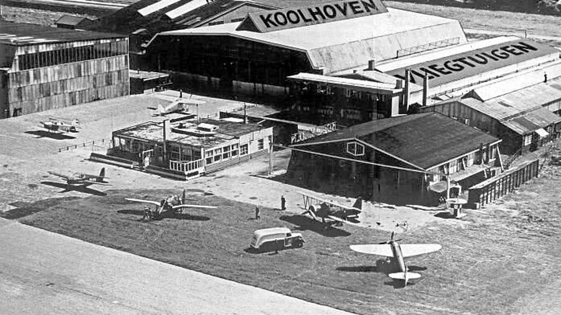 De fabriek van Koolhoven op vliegveld Waalhaven. 