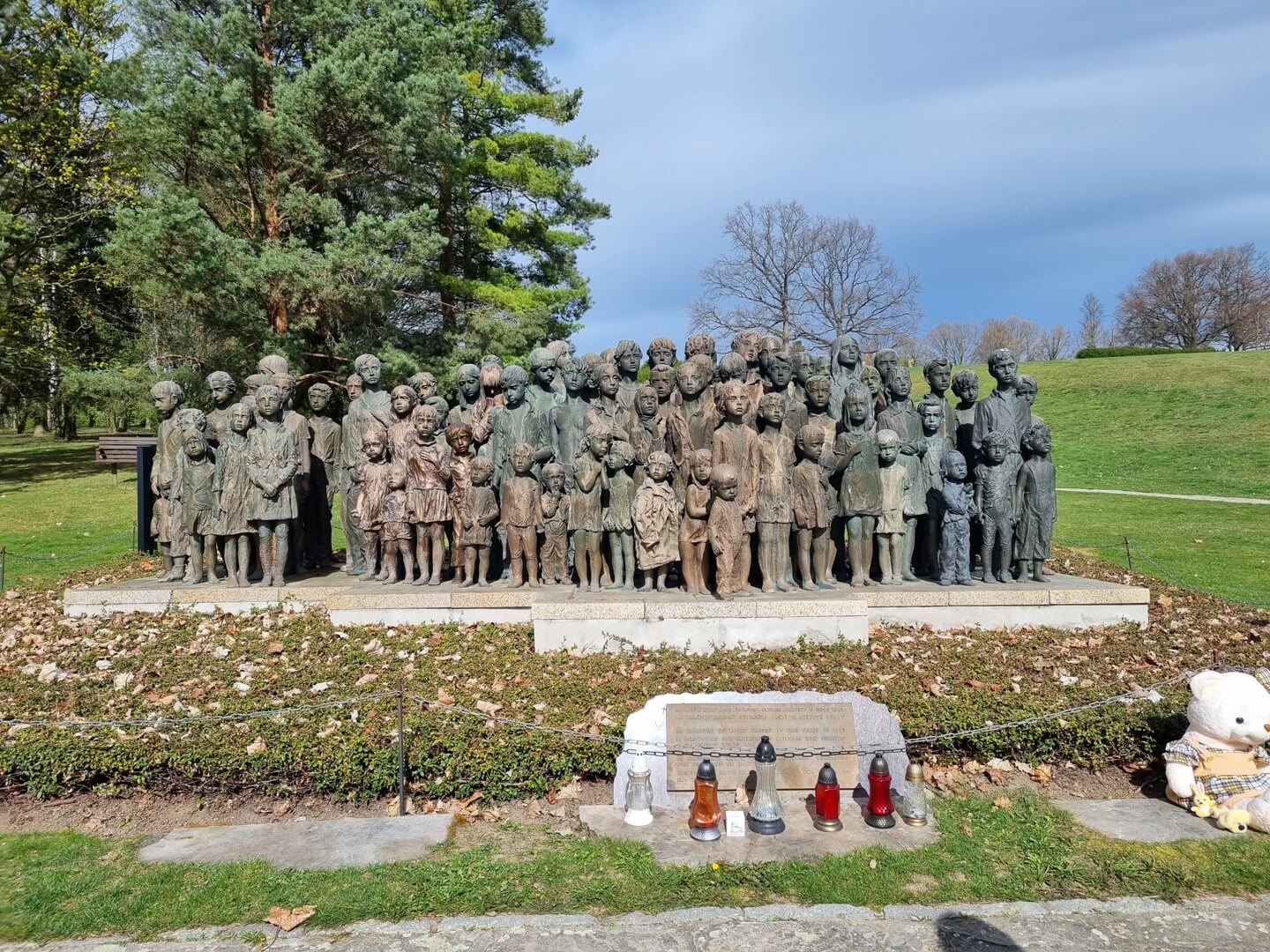 Monument voor de kinderen die uit Lidice zijn weggevoerd.