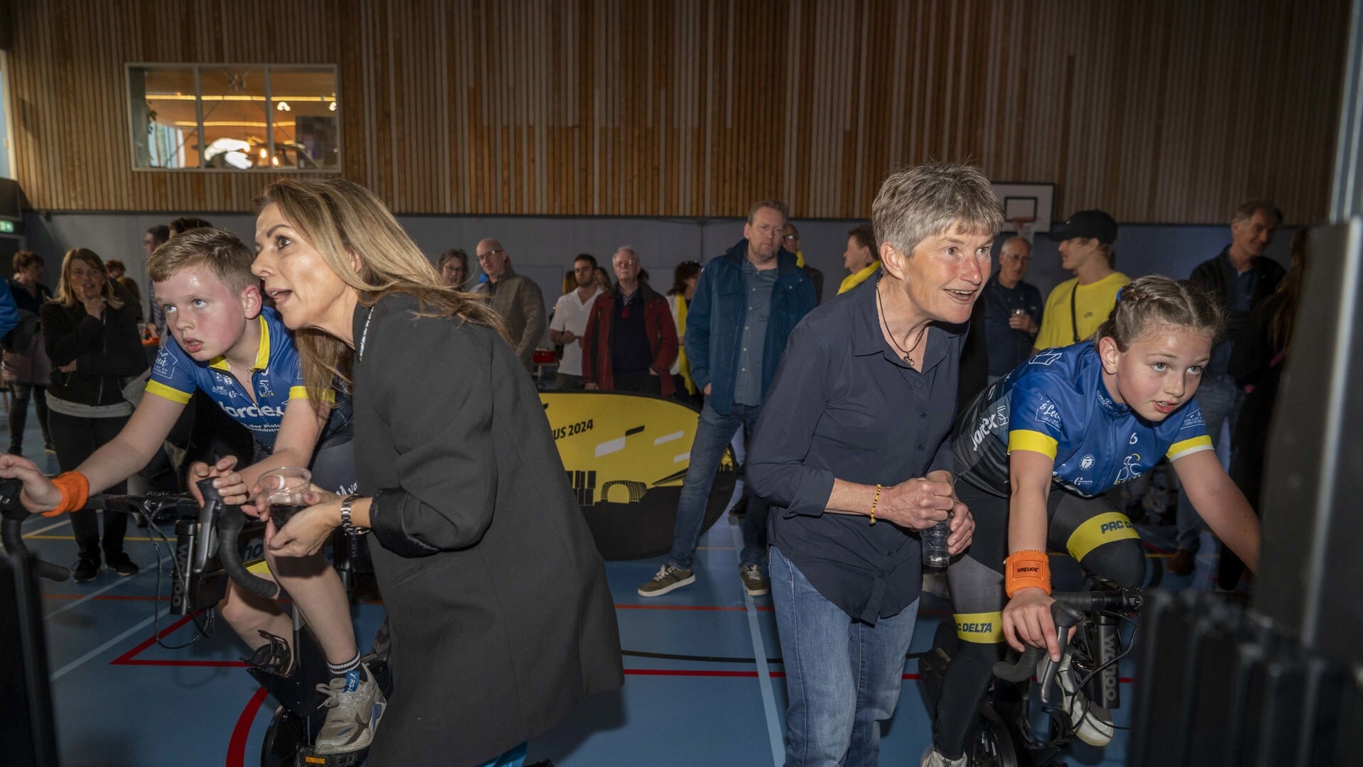 Oud-wielrensters Leontien van Moorsel en Astrid Schop moedigen de deelnemers aan. 
