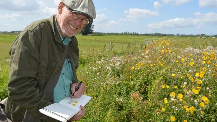 Gertjan Velthuizen met zijn tekenblok in het veld