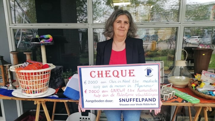 De cheque van het Snuffelpand voor Chin in Need en UNRWA
