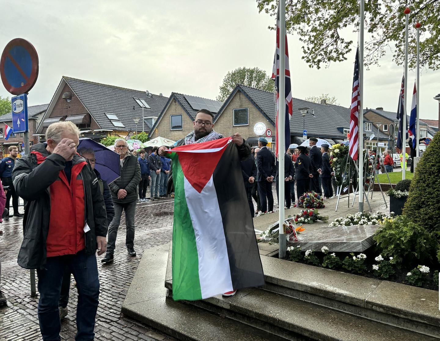 Richting het einde van de herdenking liet een man de Palestina vlag zien.