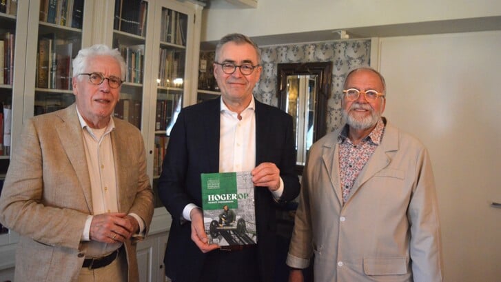 Jos Wienen met het boek “Hogerop vanuit Ridderkerk” tussen voorzitter Jan Verhoeven en secretaris Tim van Veen van Stichting Oud Ridderkerk