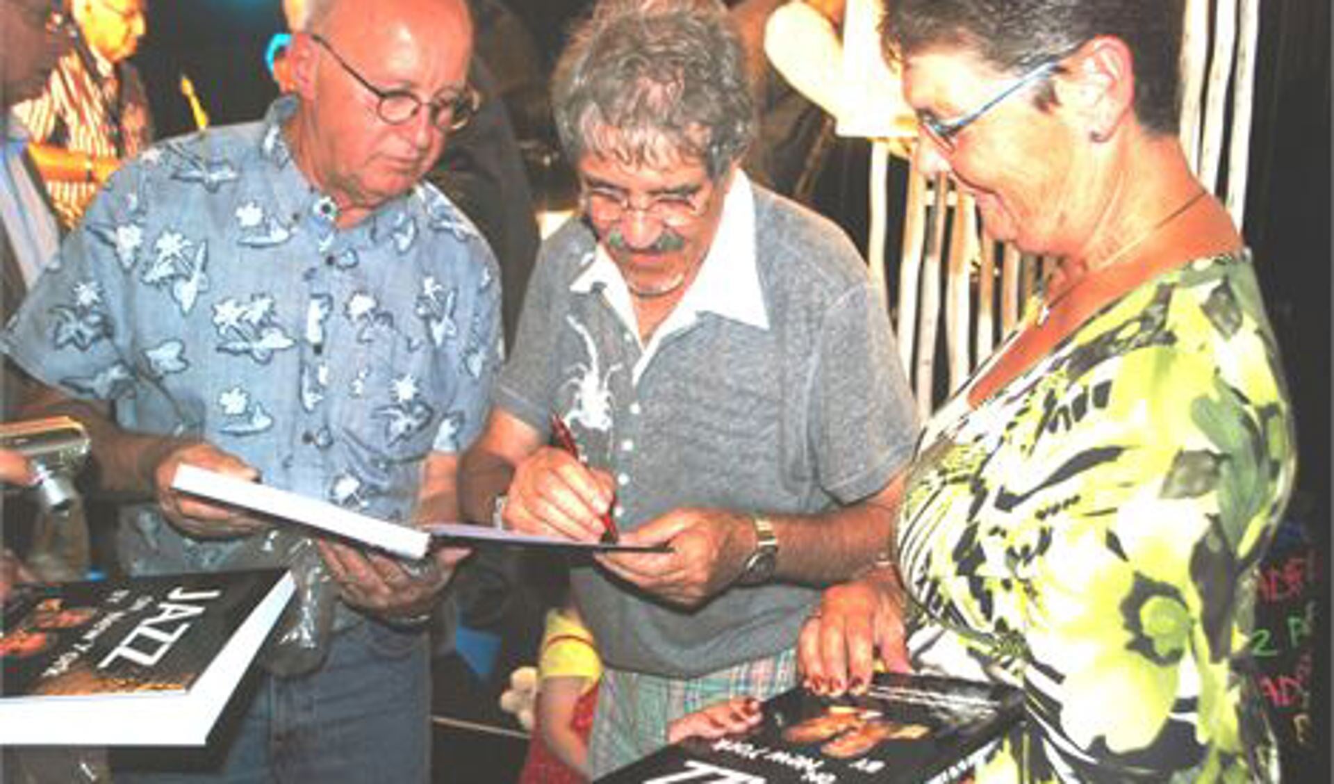 Ruby R. Kamerbeek bij het signeren van zijn boek na de presentatie in “Het Witte Paard” in Rotterdam.